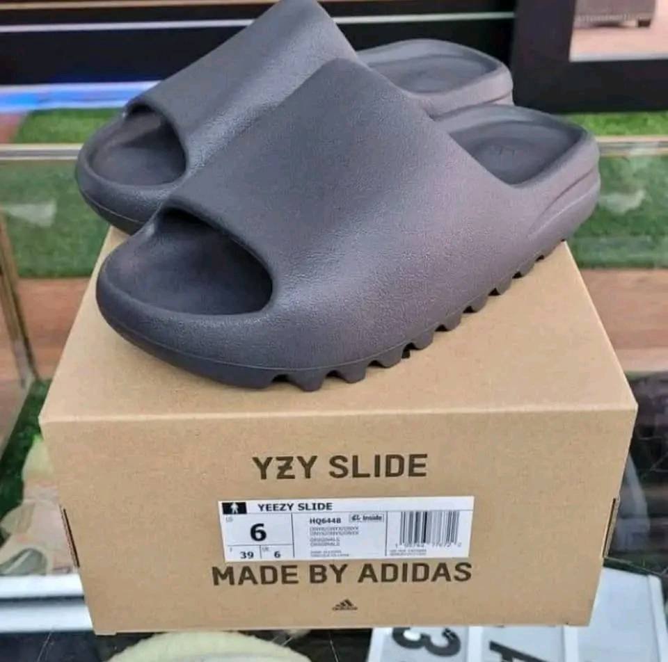 Yeezy Slides Pallets - Image 2