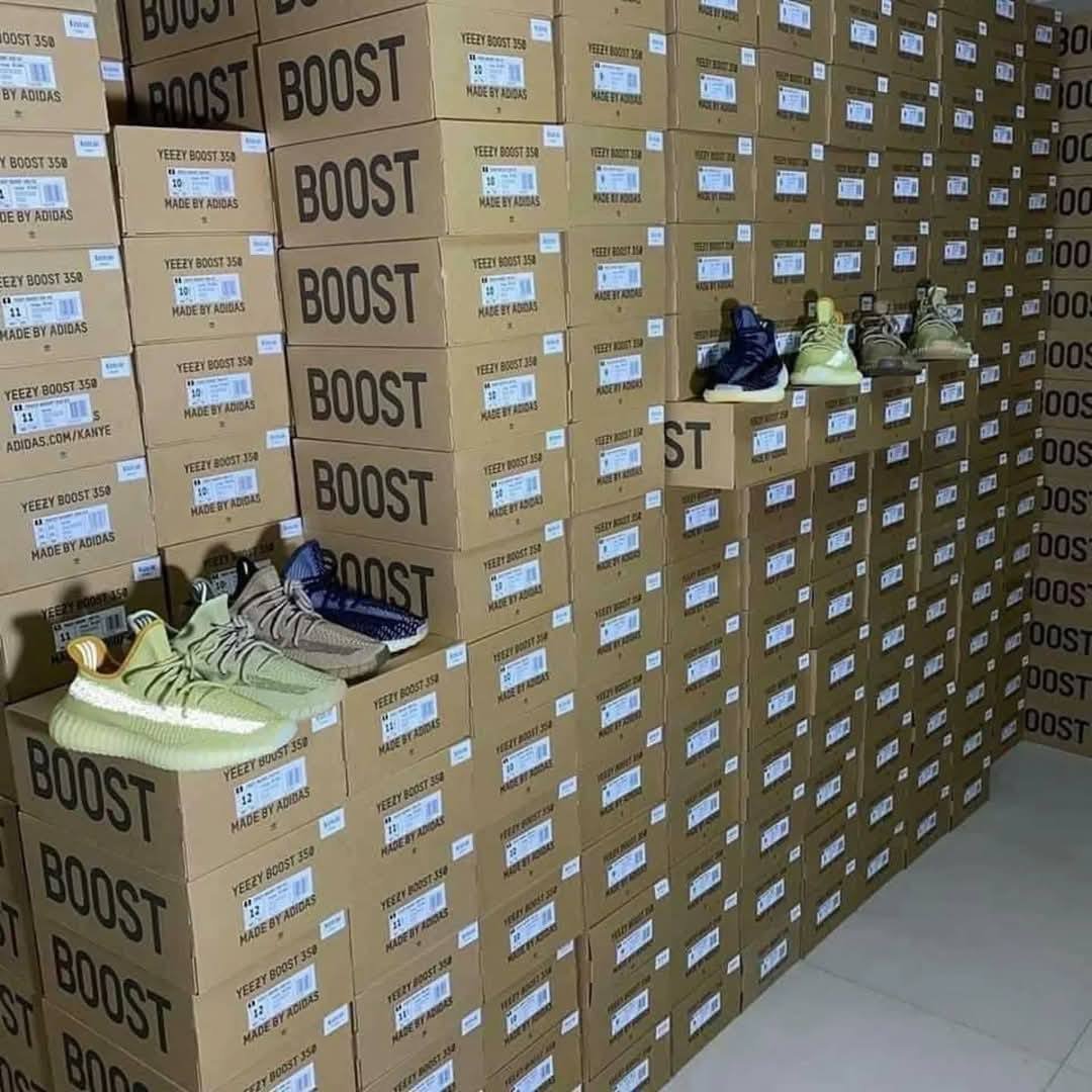 Yeezy Sneakers Pallets - Image 4